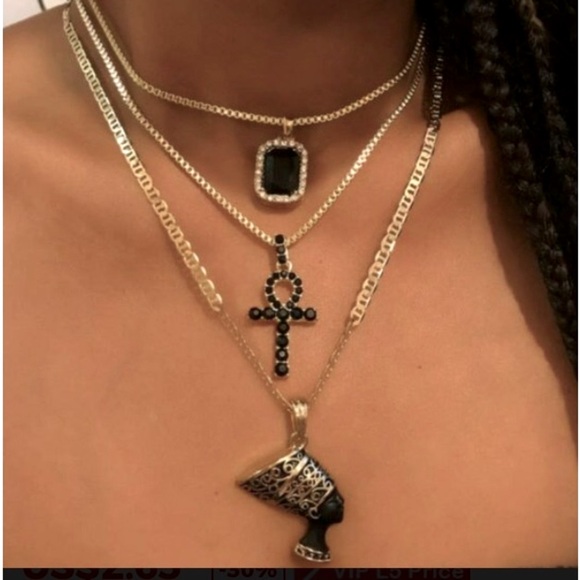 QUEEN IS SHE Multi-layered 18k Gold Plated  Onxy Queen Pendant Necklace - Picture 1 of 4
